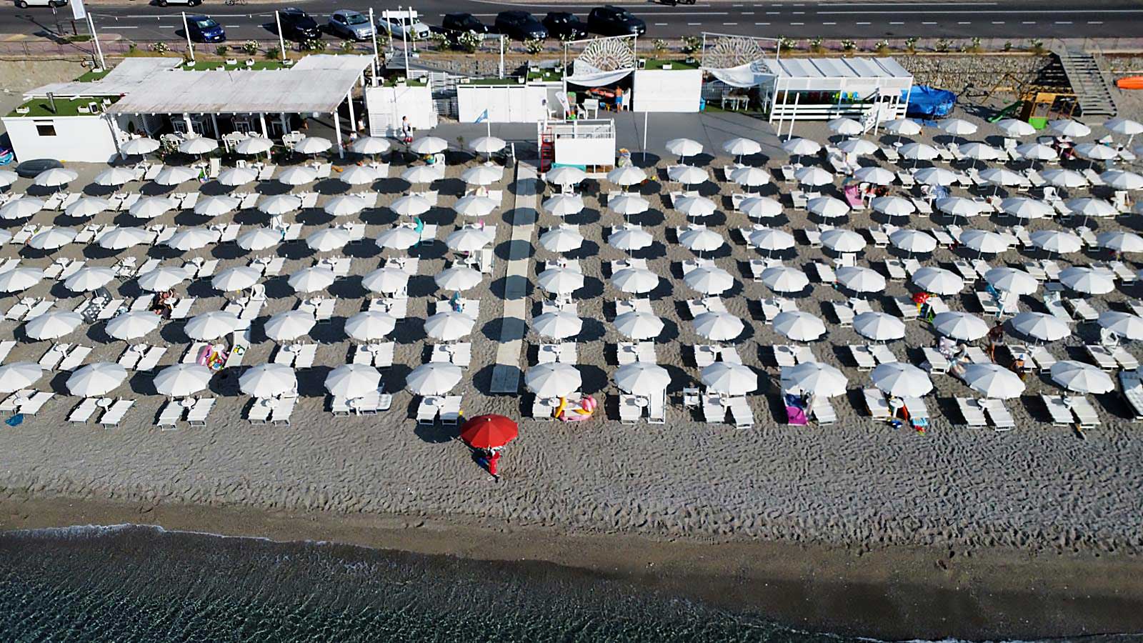 Lido Gelsomino: ombrelloni bianchi sulla spiaggia di Siderno al tramonto